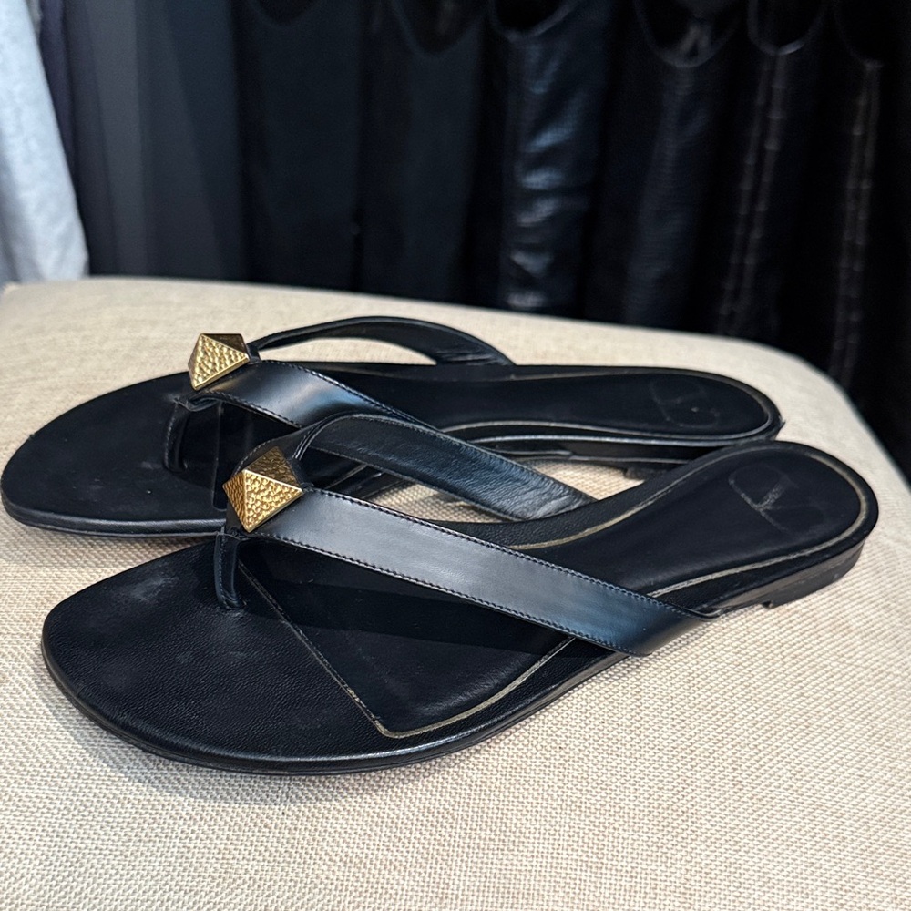 Valentino Garavani 8.5 Black flip flop Roman stud Sandals with Gold Accents